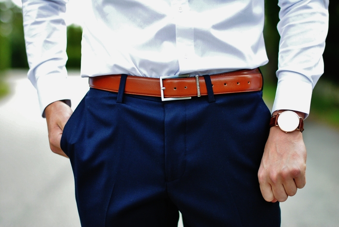 Как правильно вставить ремень в мужские брюки